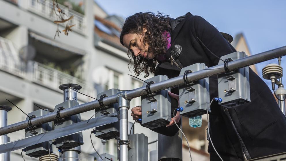 IASS researcher Erika von Schneidemesser at an air monitoring station in Berlin. © IASS/Rolf Schulten