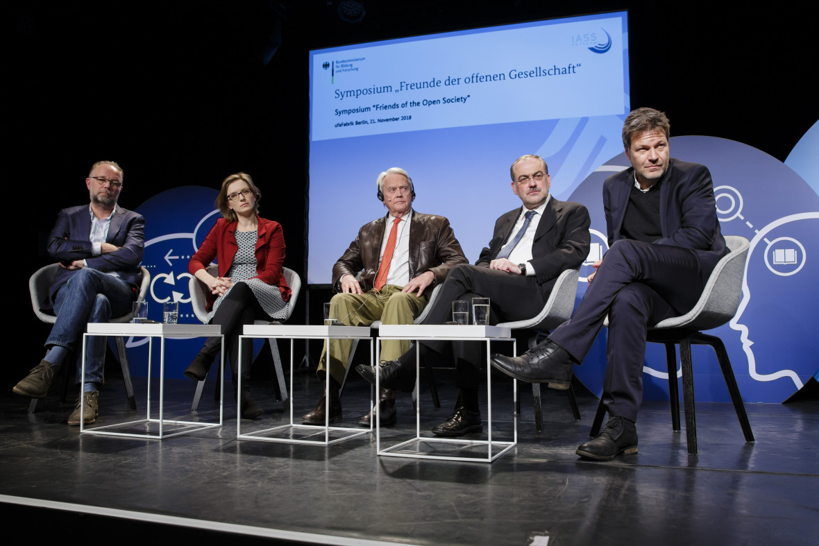 Der Charakter der ökologischen Frage sei es, so Robert Habeck, dass sie entgegen anderer gesellschaftlicher Fragen ausschließlich durch das Zusammenwirken von Politik und Wissenschaft gelöst werden könne.