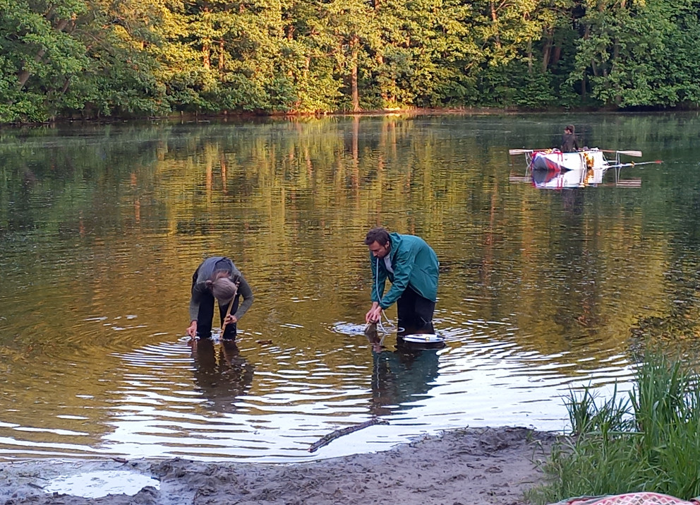 Sabine Vogel (flute) and Emilio Gordoa (percussion) perform at a lake in Mühlenbeck.