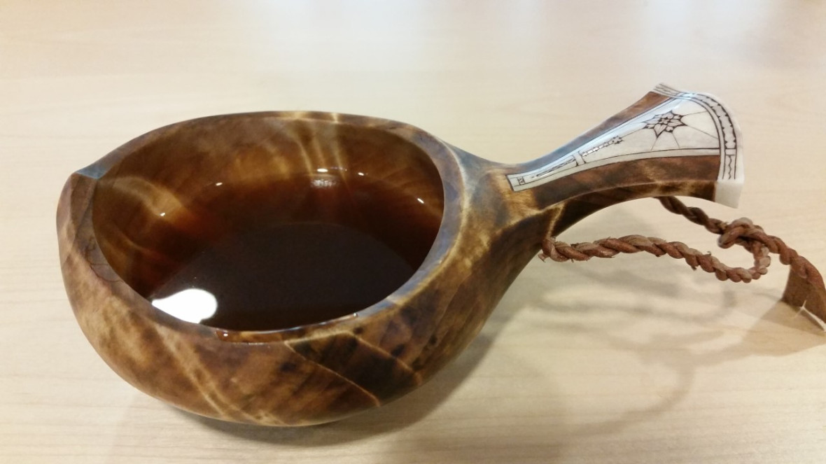 A Sámi cup made of wood and reindeer antler.