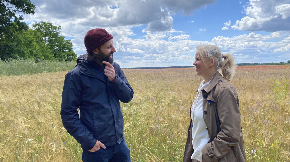 RIFS researcher Viola Gerlach speaks with businessman Max Küsters about how climate change is changing agriculture in Brandenburg.